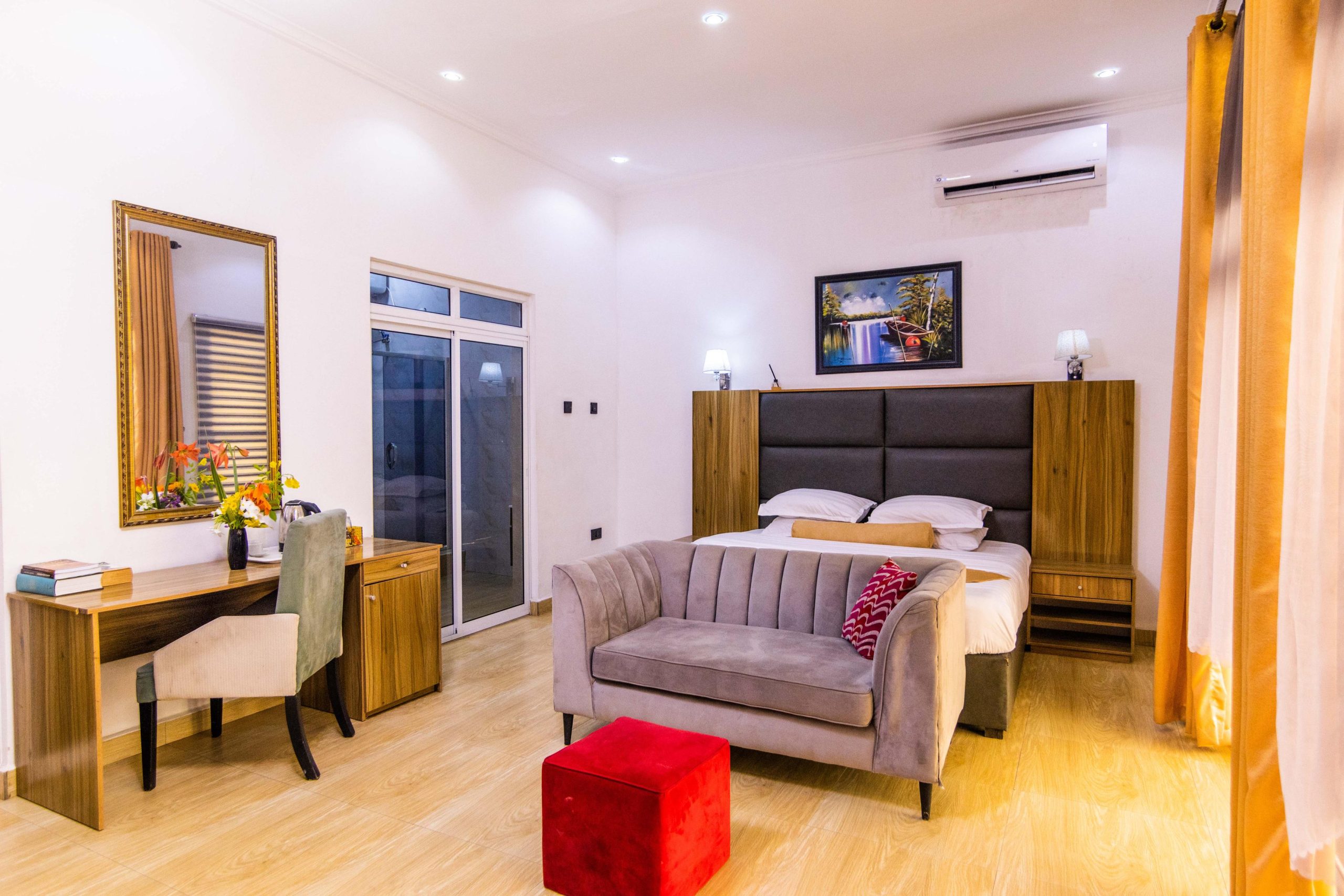 DELUXE SUITES (1)