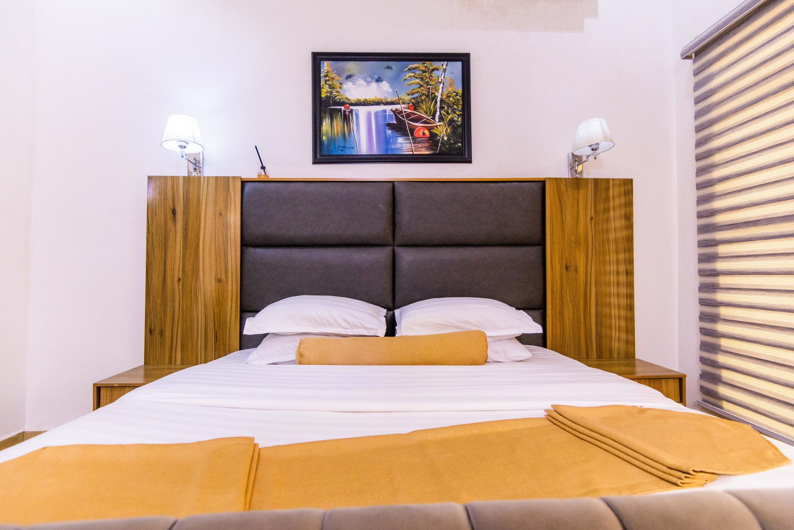 DELUXE SUITES (4)