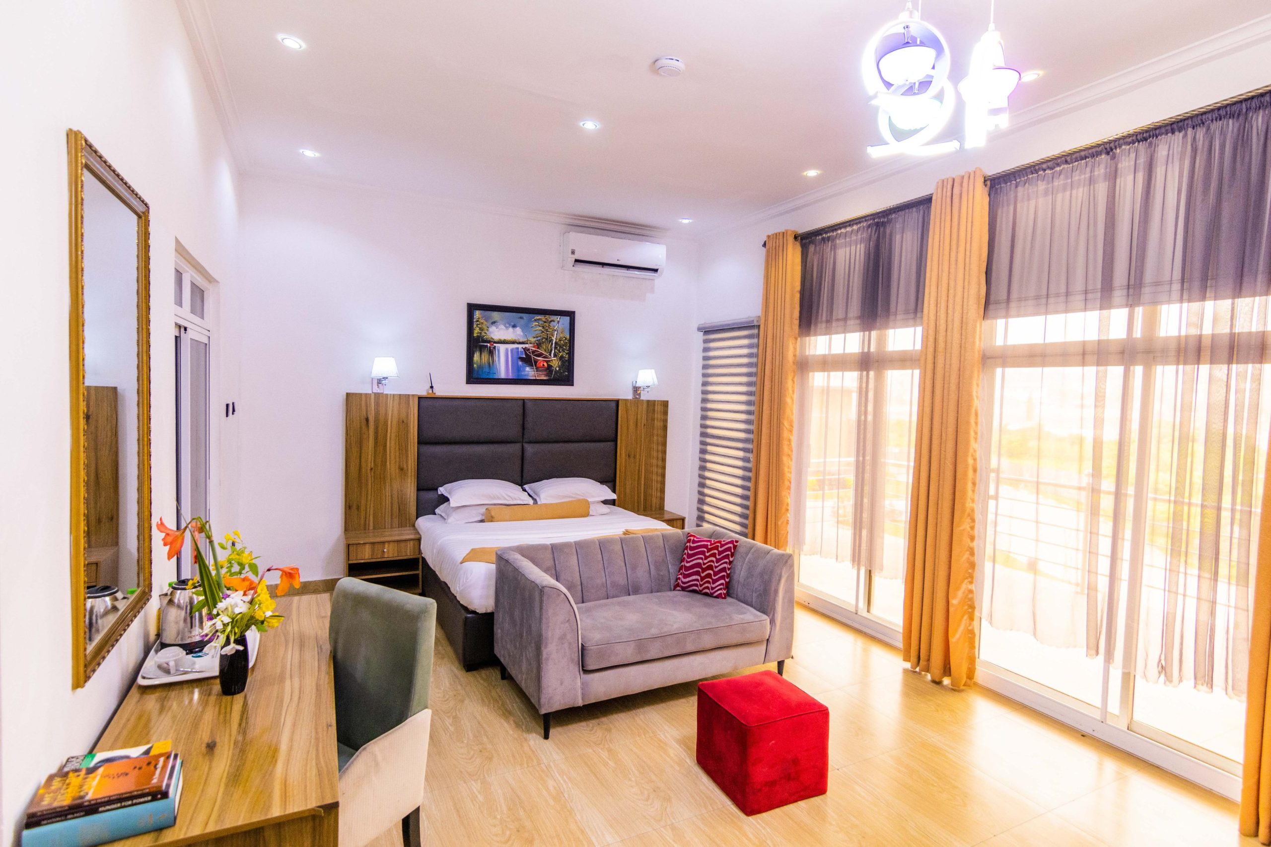 DELUXE SUITES (5)