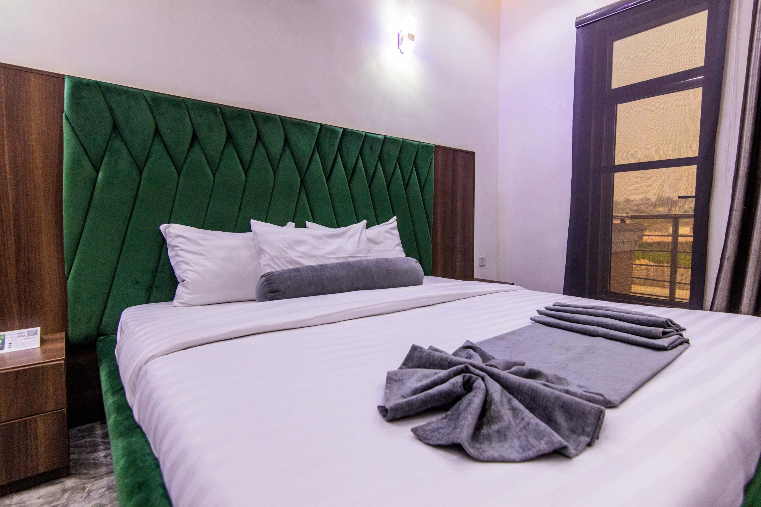 EXECUTIVE ROOM (1)